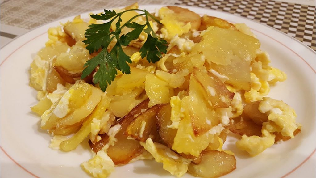 Patatas y huevos revueltos