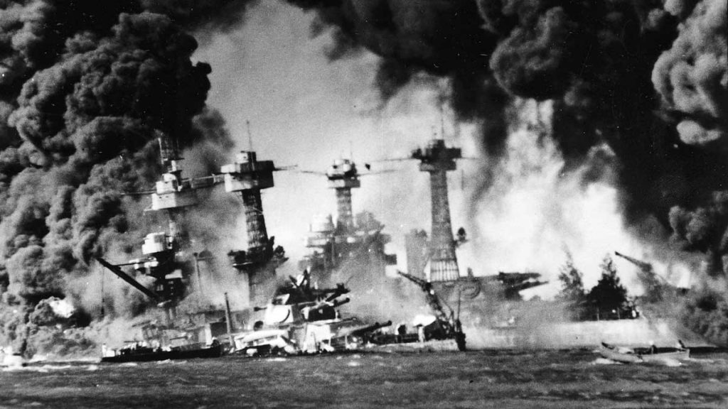 Una imagen del violento ataque nipón a Pearl Harbor.