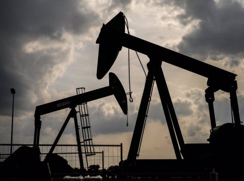 El petróleo ronda los 50 dólares por barril tras el pacto de la OPEP+ petroleo