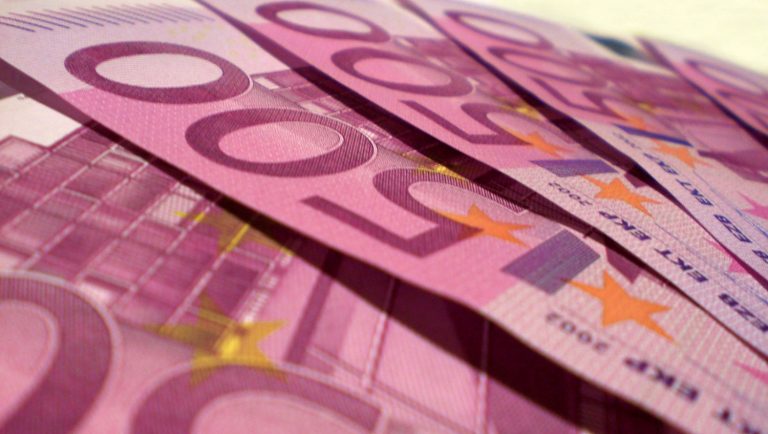 El Consejo General de Economistas mantiene que el PIB caerá el 12,2% en 2020