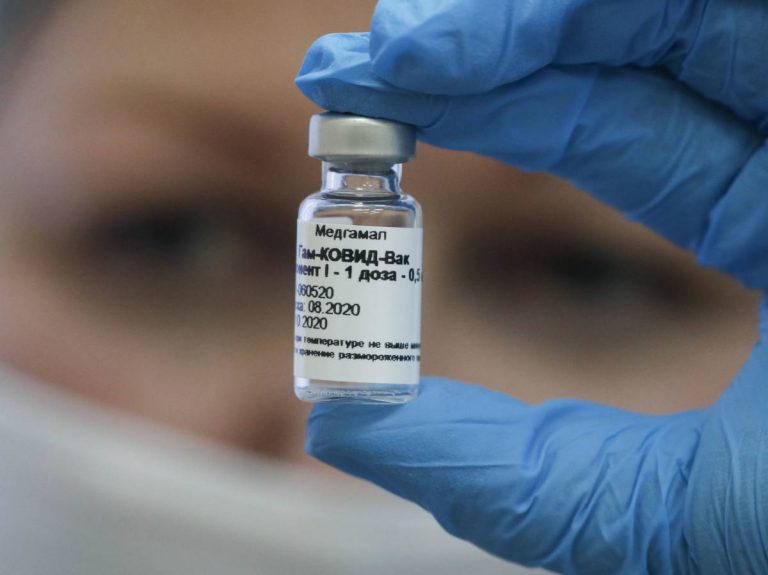 Las profesiones sanitarias aprueban el plan de vacunación contra el COVID-19