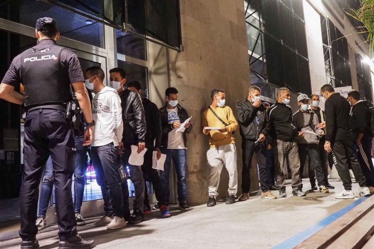 La Policía refuerza los controles en aeropuertos ante los vuelos de migrantes