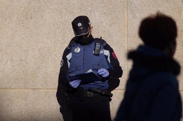Detenido un policía por abusar de una joven estando de servicio y a otro por consentirlo