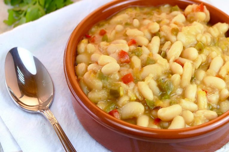 Cómo hacer el plato tradicional de alubias blancas