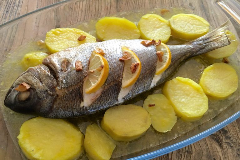 Cómo hacer un besugo al horno con vino blanco y limón