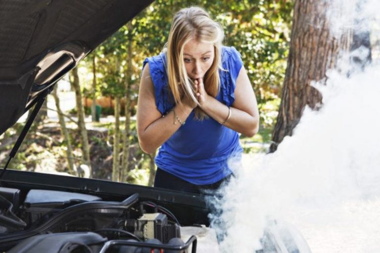 Cómo  bajar la temperatura del motor del coche si se te recalienta