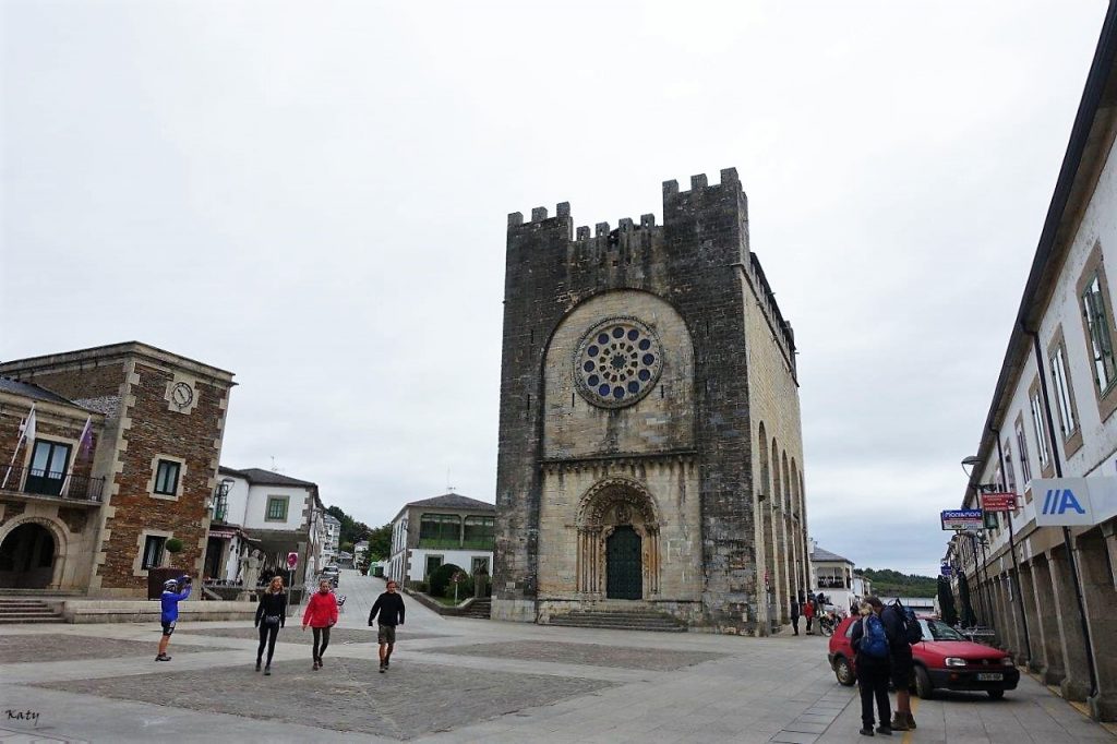 Pueblos de España con iglesias tan grandes como catedrales