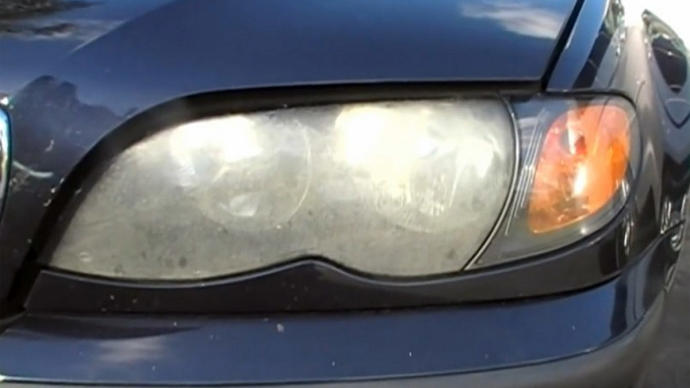 Mantenimiento de coche con pasta de dientes