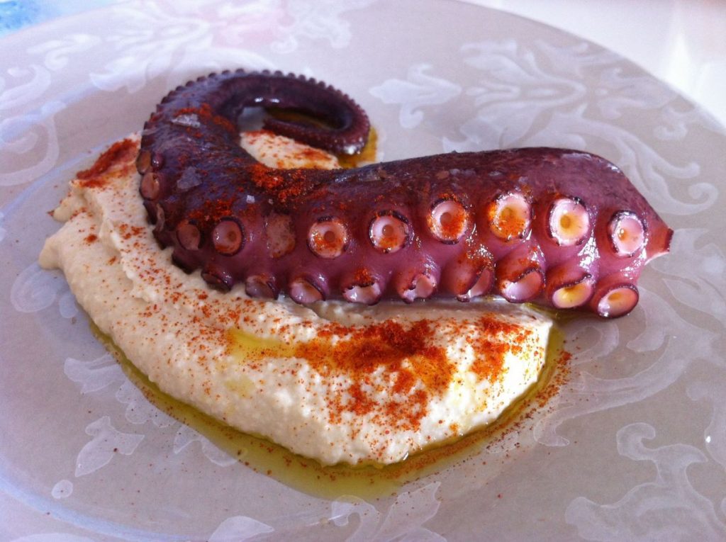 Patas de pulpo con humus