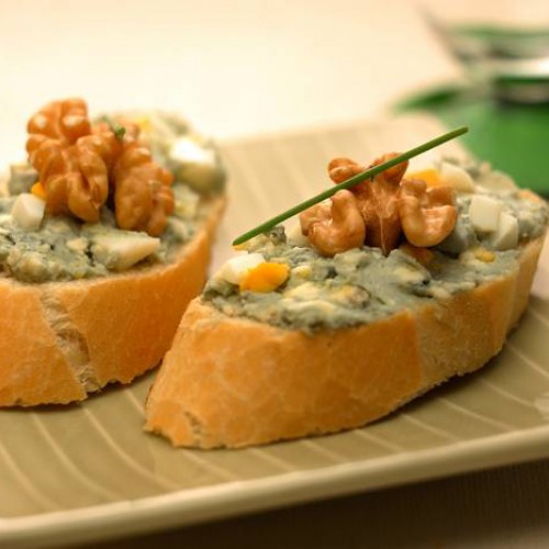 Canapés de pancitos navideños con queso azul