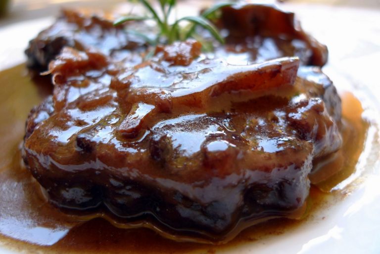 Cómo hacer un rabo de toro al vino tinto que deje la carne tierna
