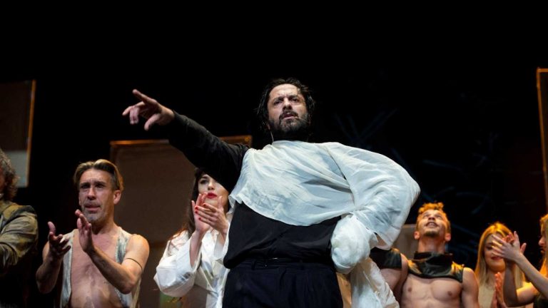 Aplausos y público en pie para Rafael Amargo en un estreno de 'Yerma' con reivindicación