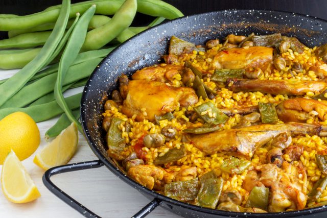 Cómo hacer la auténtica paella valenciana 2 Preparar una paella valenciana deliciosa y auténtica
