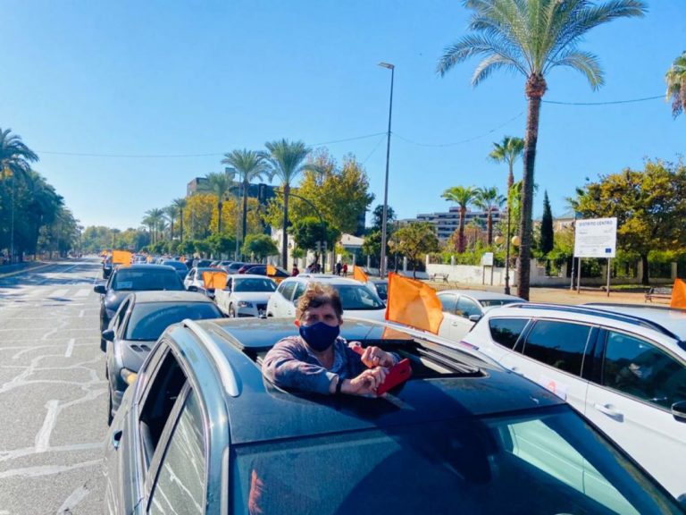 Una manifestación de vehículos rechaza en Pamplona la LOMLOE