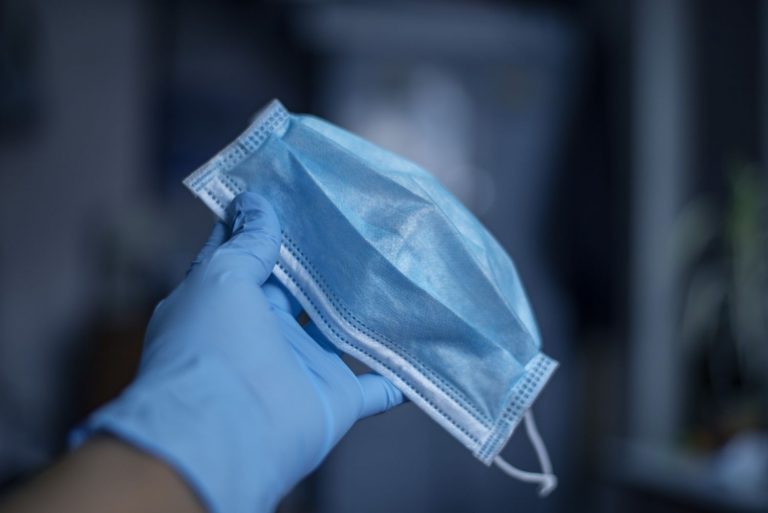 Los motivos por los que las mascarillas huelen mal cuando las llevas unas horas