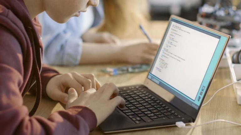 Red.es da luz verde a la compra de más de 68.100 ordenadores