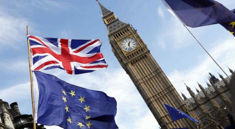 Bruselas pide a los 27 reabrir tráfico con Reino Unido para permitir viajes esenciales