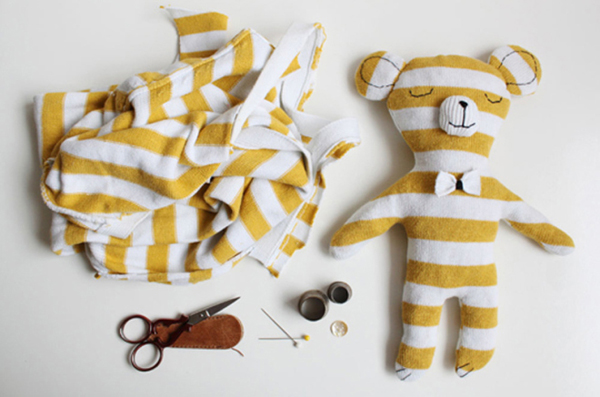 Peluche con un suéter 