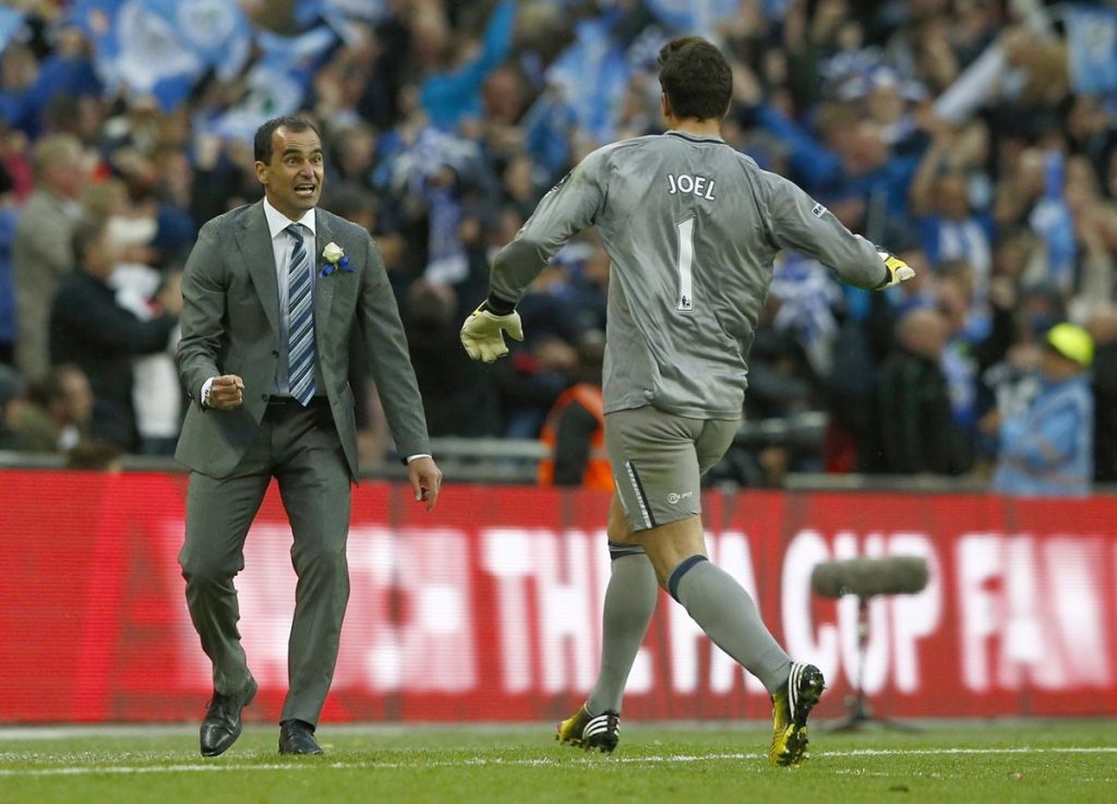 El entrenador del Wigan Roberto Martínez y el portero Joel Robles. Ellos ganaron el primer triunfo; ahora todo es crisis.