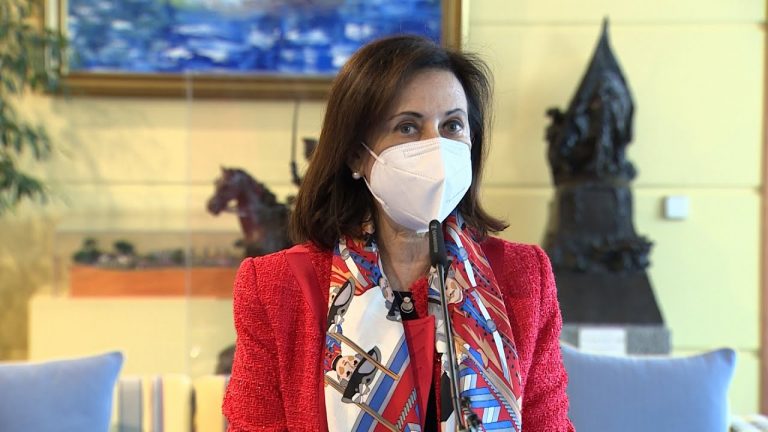 Robles ofrece la colaboración de las Fuerzas Armadas para la campaña de vacunación