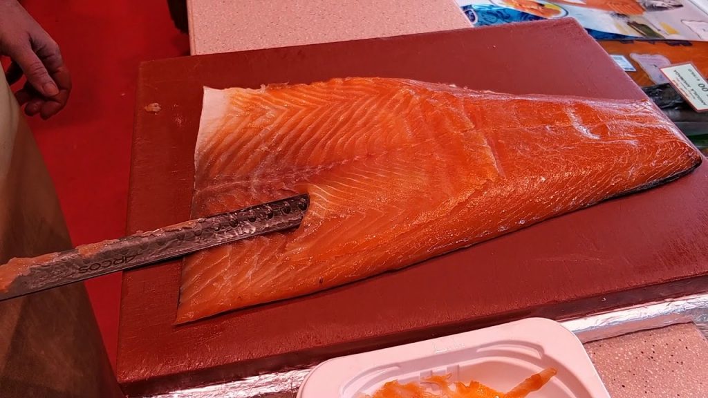 Cómo hacer unos huevos rellenos con aguacate y salmón deliciosos