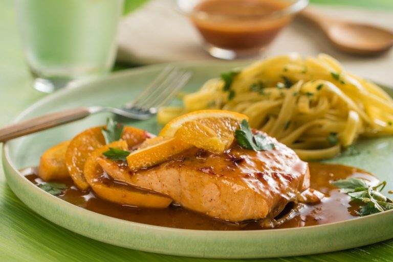 La receta más especial de la Navidad: salmón glaseado con naranja