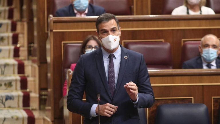 Sánchez defiende que el Gobierno afrontó la pandemia con 