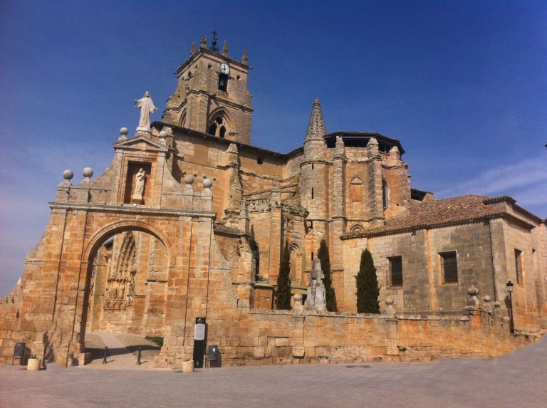 Pueblos de España con iglesias tan grandes como catedrales