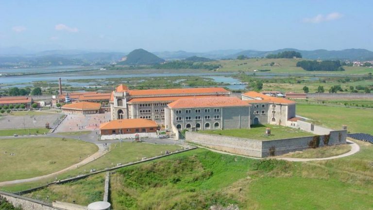 Interior traslada a otros seis etarras, entre ellos al que mató a la primera mujer Policía