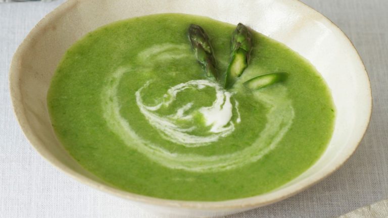 Cómo hacer una sopa de espárragos verdes en solo 20 minutos