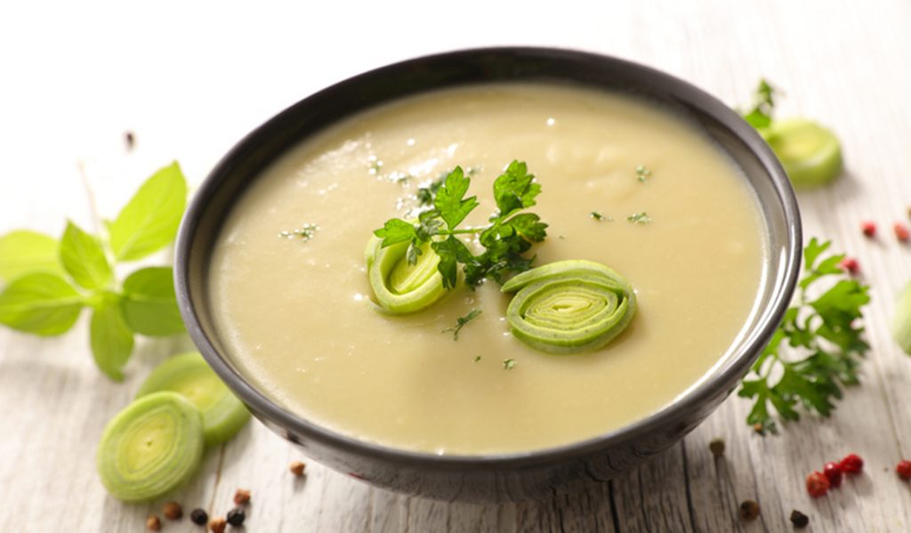 Beneficios de los puerros y jengibre en sopa