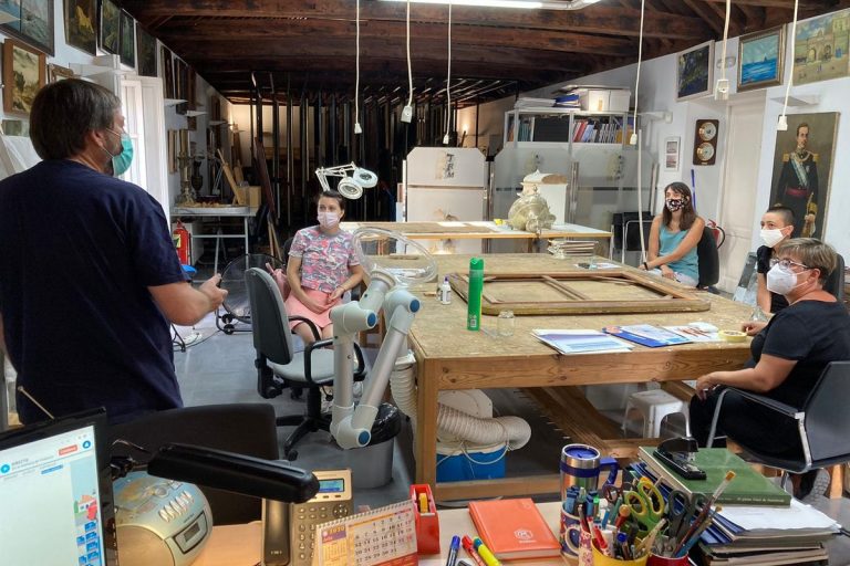 El Taller de Restauración de Cartagena descubre un cuadro del pintor Portela atribuido a otro artista
