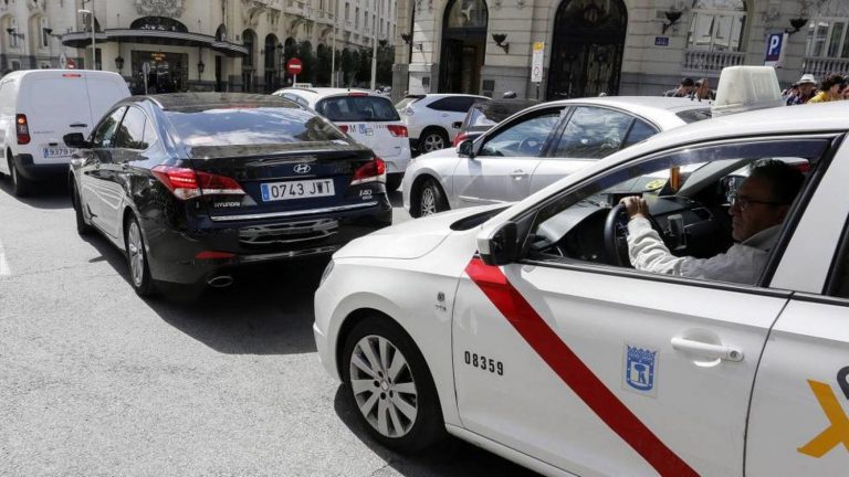 Madrid da 'luz verde' a la moratoria para que los taxistas puedan utilizar vehículos con más de 10 años