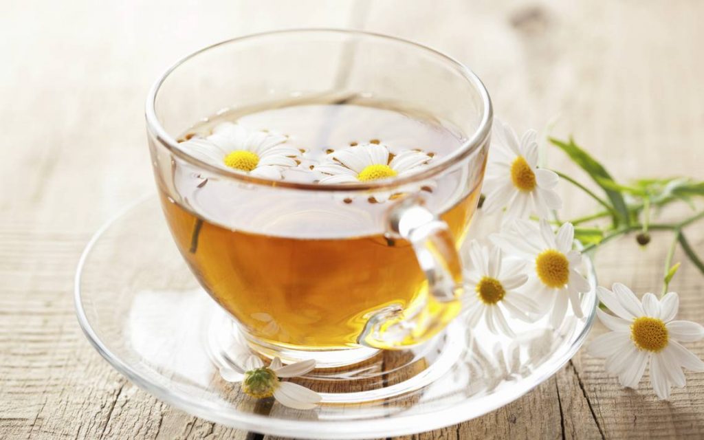 té de Manzanilla con pétalos de rosa