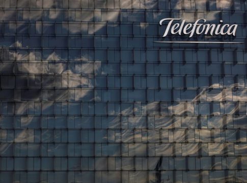 Una vista general muestra la sede de Telefónica en Madrid, España, el 12 de junio de 2018