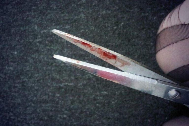 Un preso acusado de clavar a otro unas tijeras alega que no fue él