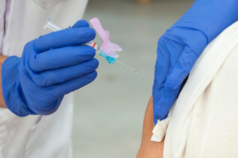 El 45% de la población con recomendación de vacunación frente a la gripe se vacunaría de la COVID-19