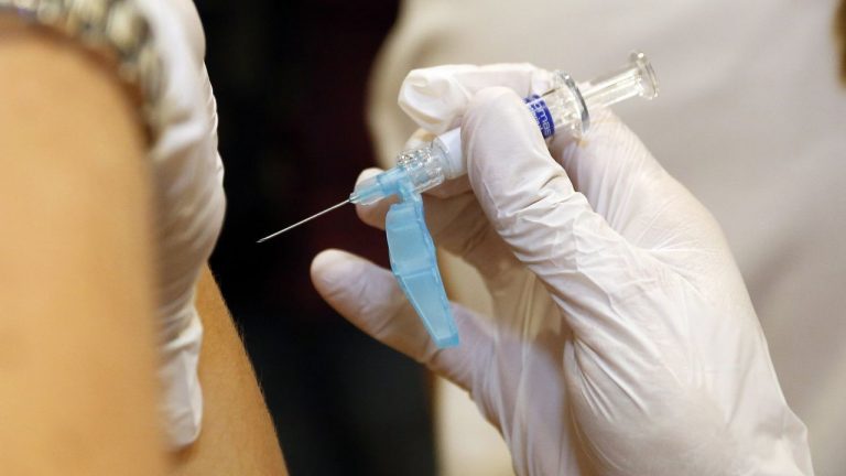 4 de cada 10 personas se han vacunado de la gripe motivados por la pandemia