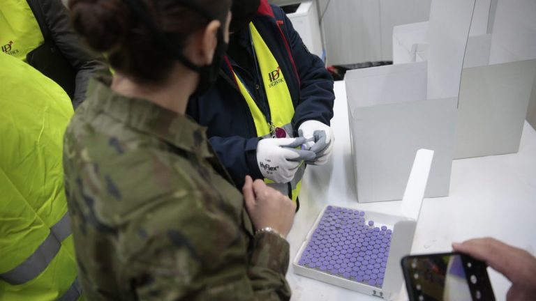 Comienza la distribución de las vacunas contra la COVID-19 en Canarias