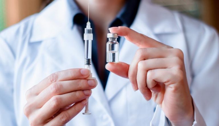 La OMS recomienda vacunar primero a sanitarios y mayores de 60 años