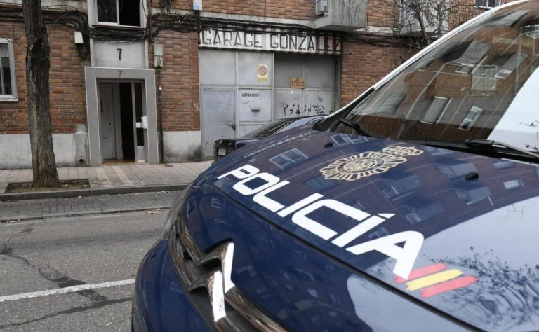 El ex guardia civil, que sigue atrincherado en Valladolid, forcejeó con uno de los 'negociadores'