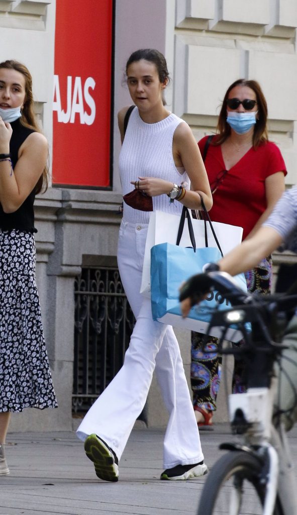Ella es una chica con suerte y está divina de la muerte.