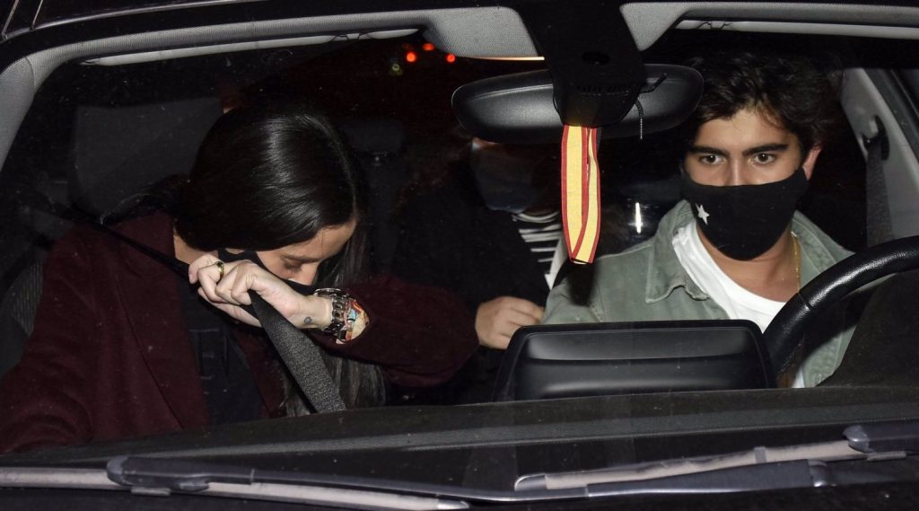 La mediática pareja intentando ocultar su cara a la salida de la fiesta.