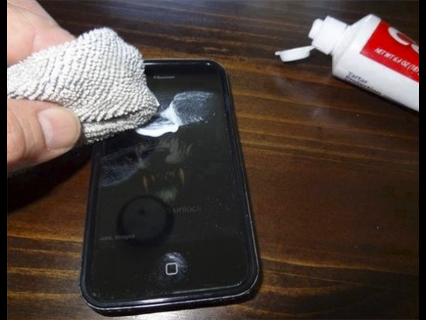 Limpiar el móvil con dentífrico