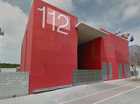 112 alicante El viento derrumba parte del tejado de una fábrica de Alicante sobre un colegio