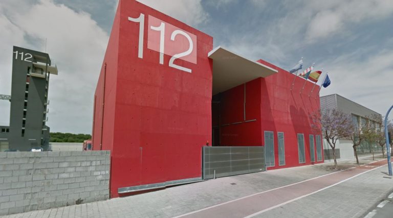 El viento derrumba parte del tejado de una fábrica de Alicante sobre un colegio