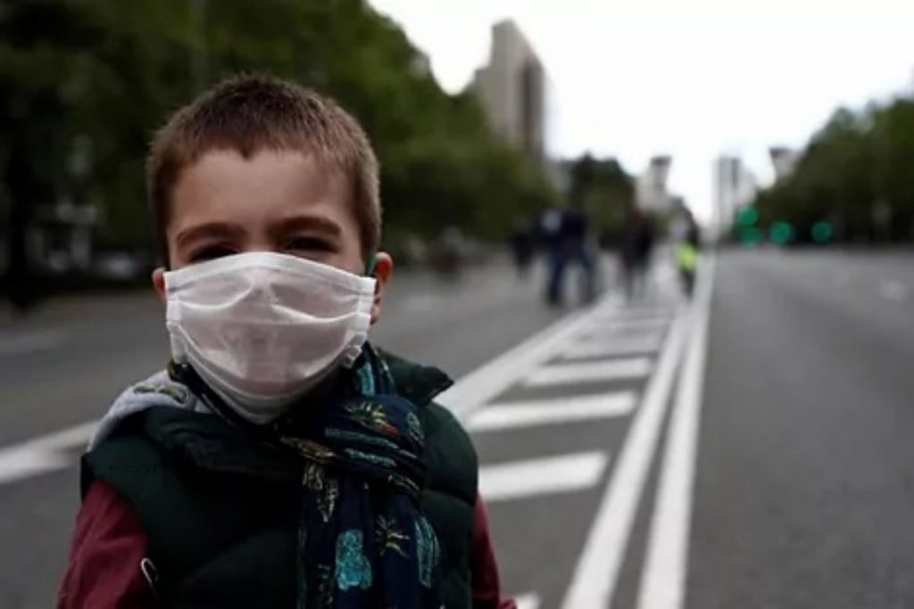 Un niño con una mascarilla grande