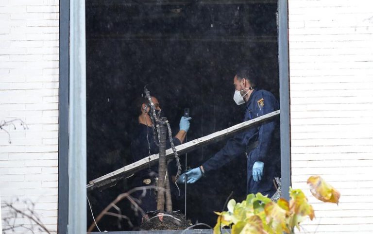 La Policía inspecciona el centro de mayores incendiado en Sevilla