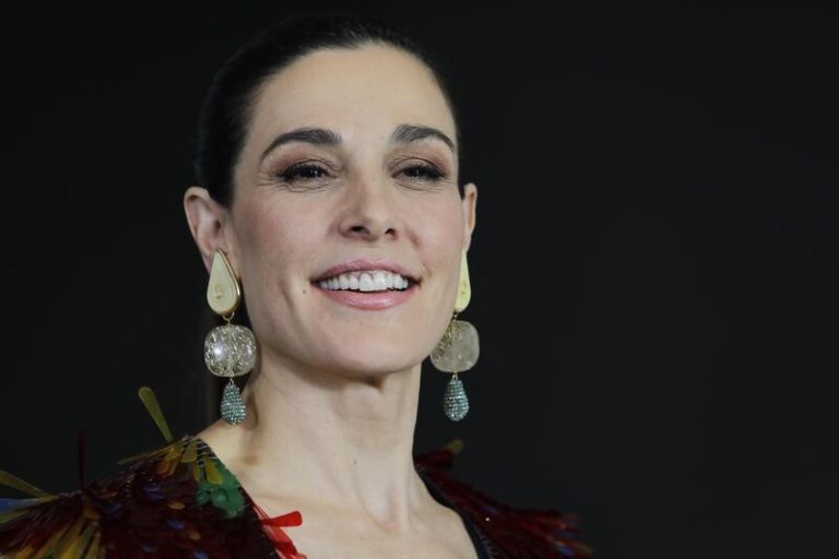 Raquel Sánchez Silva cumple 48 años volviendo a presentar 'Maestros de la costura'