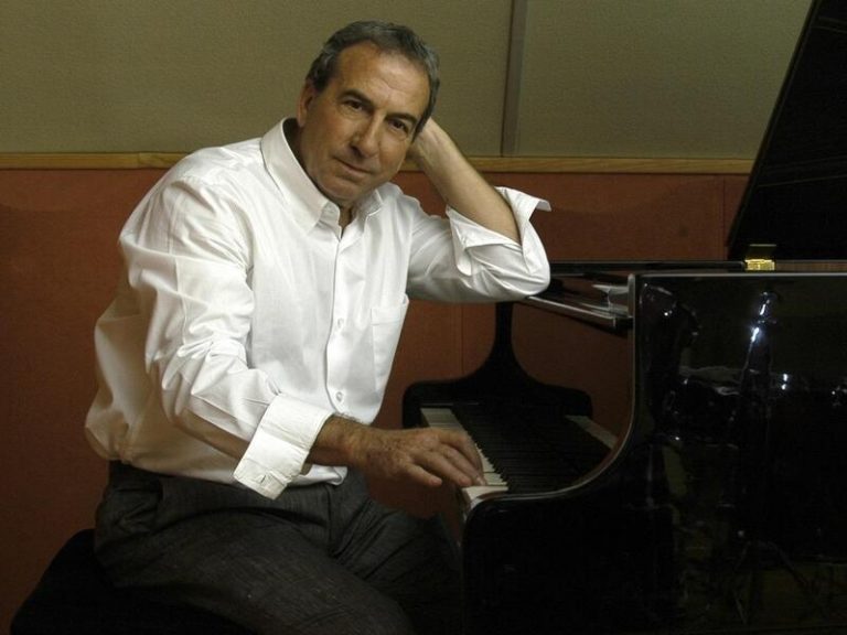 José Luis Perales cumple 76 años y pide poder despedirse con una gira